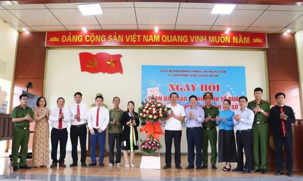 Ông Nguyễn Văn Hồi, thay mặt Tỉnh ủy, HĐND, UBND, Ủy ban MTTQ Việt Nam tỉnh Quảng Ninh tặng hoa chúc mừng ngày hội "Toàn dân bảo vệ an ninh tổ Quốc" xã Đạp Thanh (huyện Ba Chẽ).