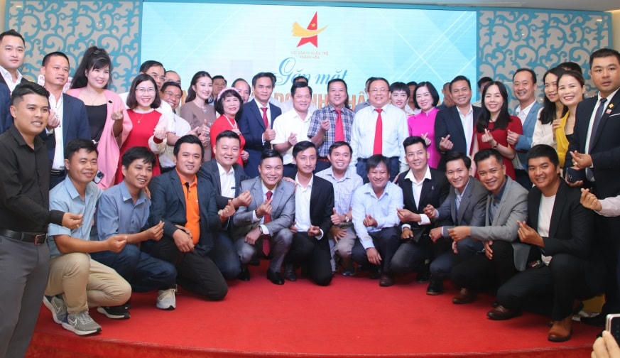 Ông Lê Hữu Hoàng, Phó Chủ tịch Thường trực UBND tỉnh Khánh Hòa, Chủ  tịch danh dự Hội Doanh nhân trẻ Khánh Hòa chụp hình lưu niệm cùng  các doanh nhân Việt Nam.