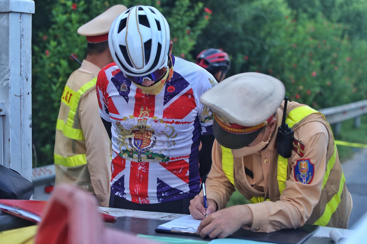 Lực lượng chức năng lập biên bản những xe vi phạm.