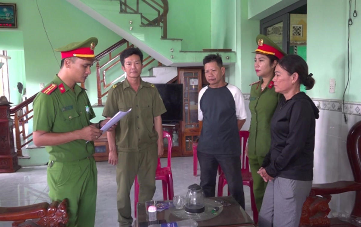Công an tỉnh Quảng Nam đọc quyết định bắt đối tượng Trương Thị Lệ.