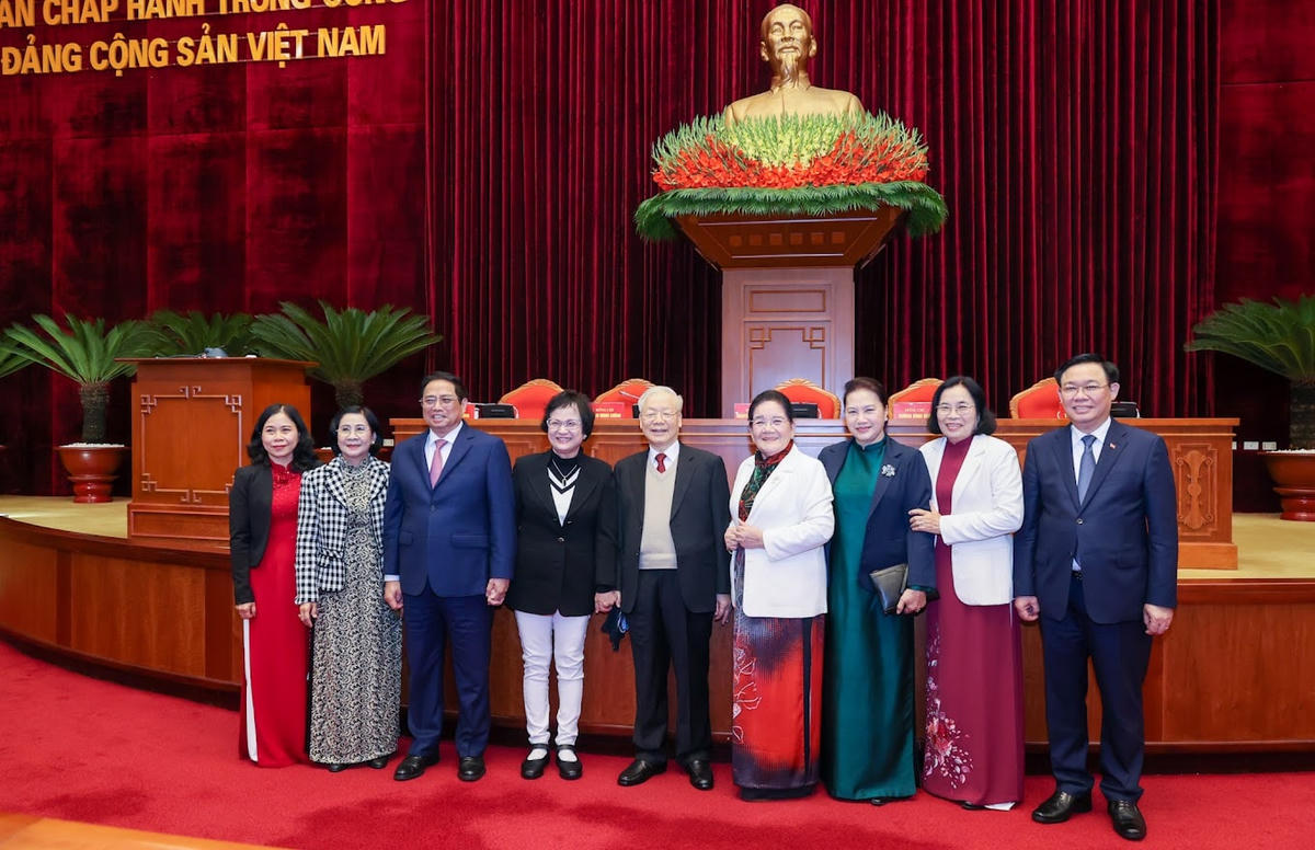 Tổng Bí thư Nguyễn Phú Trọng, Thủ tướng Chính phủ Phạm Minh Chính, Chủ tịch Quốc hội Vương Đình Huệ chụp ảnh lưu niệm cùng các nữ đại biểu tham dự Hội nghị. Ảnh: VGP.