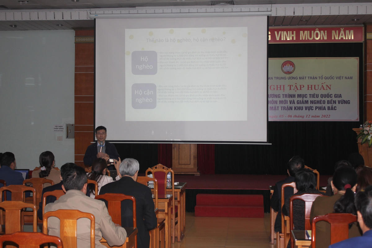 Báo cáo viên trình bày nội dung tập huấn tại Hội nghị.