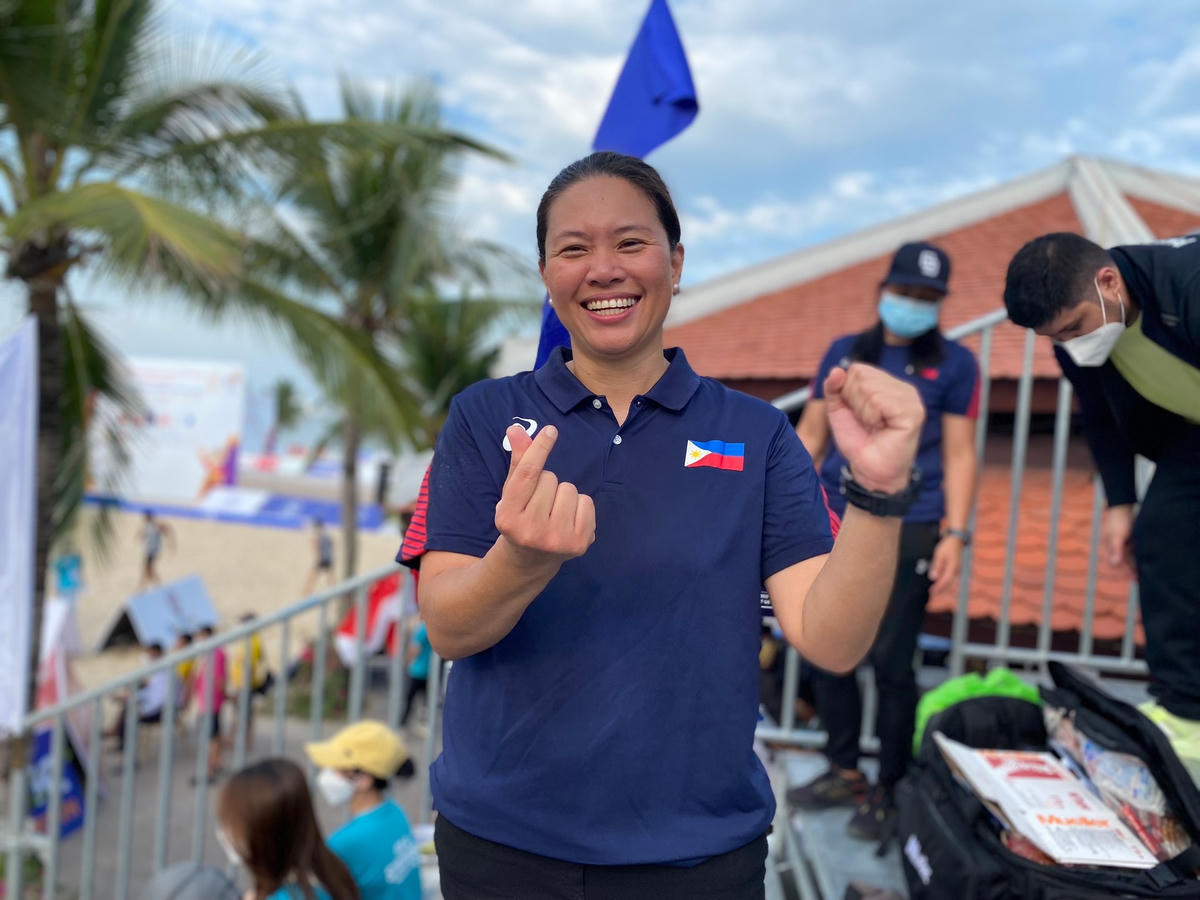  Bà Joanna Franquelli, Huấn luyện viên trưởng đội Philippines bày tỏ rất vui mừng sau khi giành chiến thắng trước đội Thái Lan.Rất đông cổ động viên đã tới Tuần Châu để cổ vũ cho các đội tuyển.
