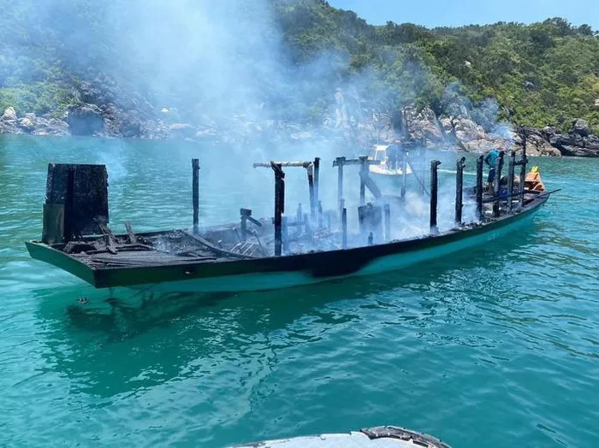 Chiếc xe ghe chở 3 nhân viên bị bốc cháy. (Ảnh CTV) 