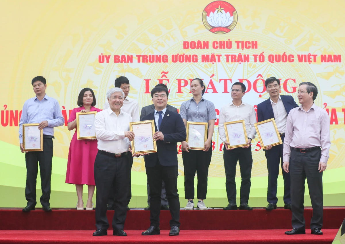 Chủ tịch UBTƯ MTTQ Việt Nam Đỗ Văn Chiến trao Thư cảm ơn cho ông Hà Ngọc Sơn, Tổng Giám đốc Công ty Cổ phần Dược phẩm TV.PHARM. Ảnh: Quang Vinh.