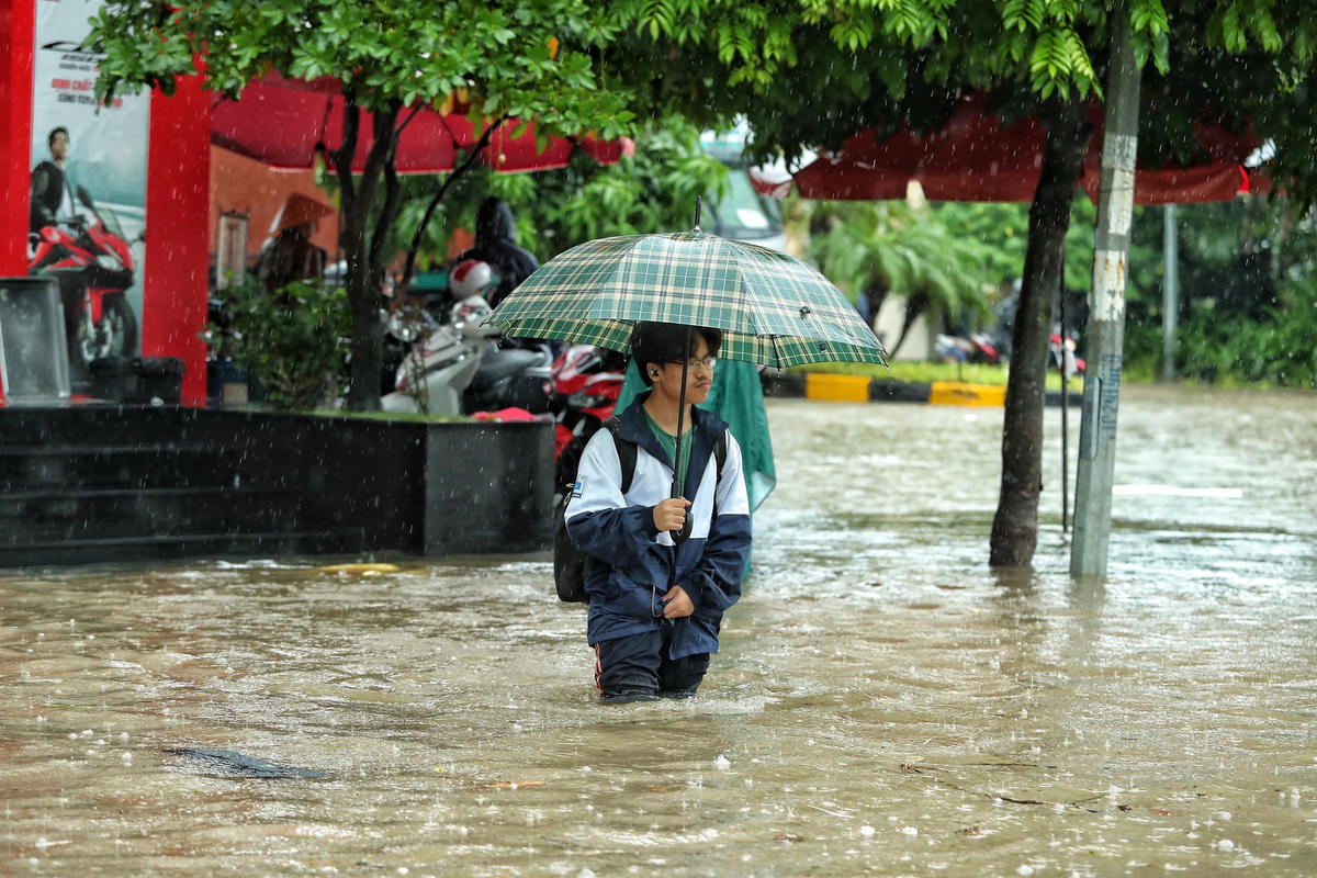 Công ty TNHH một thành viên Thoát nước Hà Nội, lượng mưa ghi nhận “kỷ lục” khi lên đến 202,1mm (tại Mỹ Đức); 180,5mm (Ứng Hòa); 105,1mm (Hoàng Mai); 96,7mm (Đông Anh)...