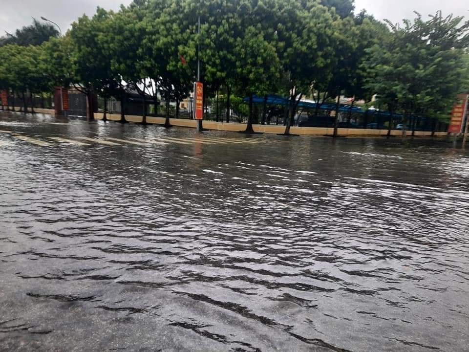 Ngay tại TP Ninh Bình, việc mưa lớn kéo dài cũng khiến nhiều con đường bị ngập, làm ảnh hưởng đến giao thông đi lại.