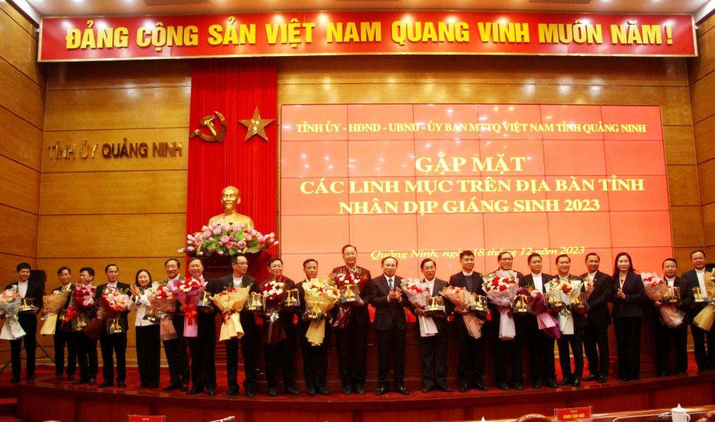 2160620_cac_dong_chi_lanh_dao_tinh_tang_hoa_chuc_mung_cac_linh_muc_13401318.jpg