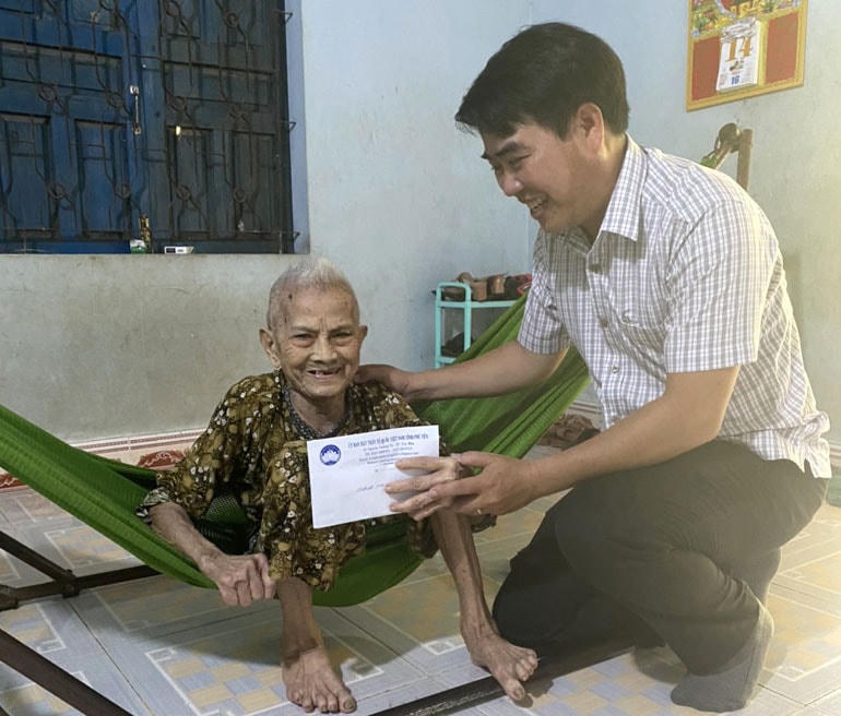 Ông Hồ Hồng Nam, Phó Chủ tịch thường trực Ủy ban MTTQ Việt Nam tỉnh Phú Yên, thăm hỏi, tặng quà Mẹ Việt Nam anh hùng Bùi Thị Nhân ở xã Xuân Quang 3, huyện Đồng Xuân.