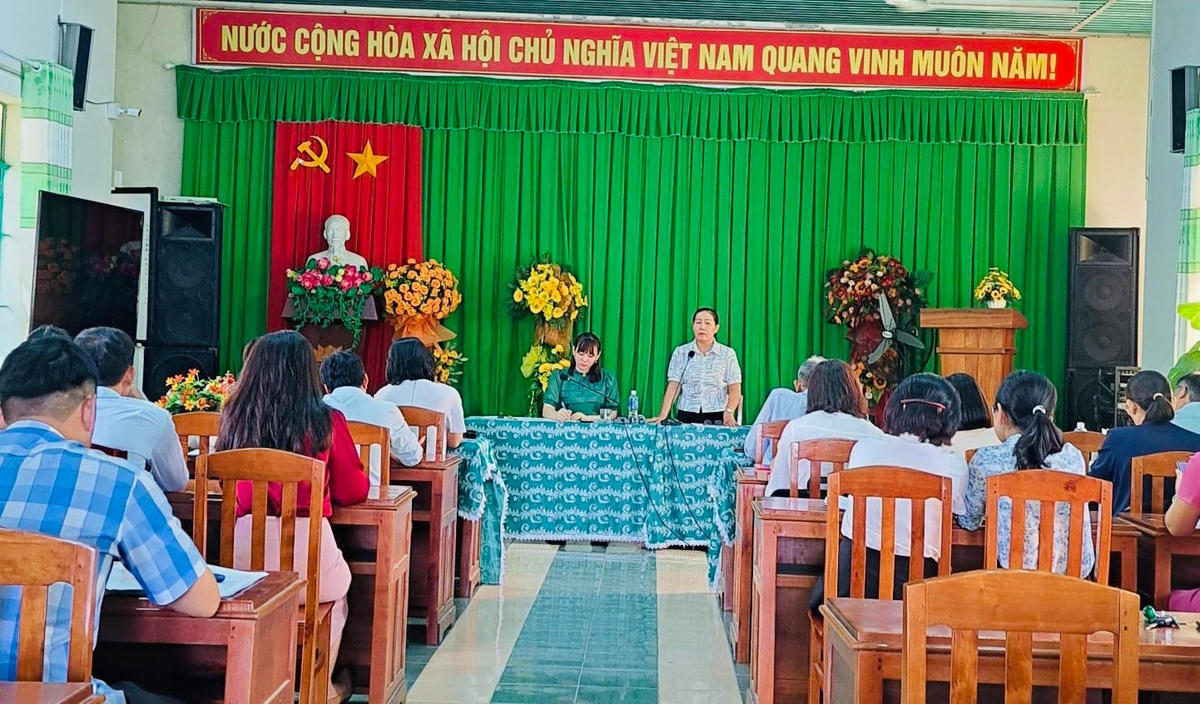 Bà Nguyễn Thị Lệ, Phó Chủ tịch Ủy ban MTTQ Việt Nam tỉnh Ninh Thuận, phát biểu tại buổi làm việc với Ban chỉ đạo huyện Thuận Bắc.