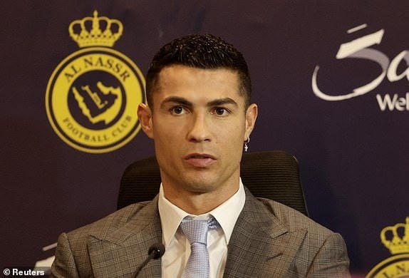 C.Ronaldo xuất hiện trong buổi họp báo tại CLB Al Nassr (ảnh: Reuters).