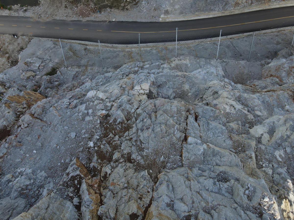 Đối với phản ánh của người dân về nguy cơ sạt lở tại khu vực trên, ông Vũ Văn Được, Chủ tịch UBND xã Hà Tiến cho biết, địa phương vừa có báo cáo gửi UBND huyện Hà Trung về việc rà soát, giải quyết những ảnh hưởng do thi công đường cao tốc Bắc - Nam.