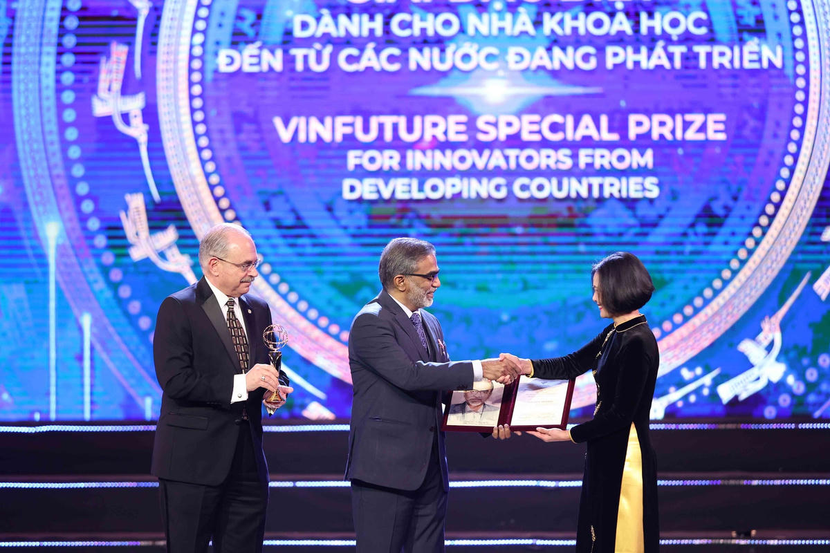 Giải Đặc biệt VinFuture 2022 dành cho Nhà khoa học đến từ các nước đang phát triển đã vinh danh Giáo sư Thalappil Pradeep (Ấn Độ) với hệ thống lọc nước nhiễm asen và kim loại nặng chi phí thấp.