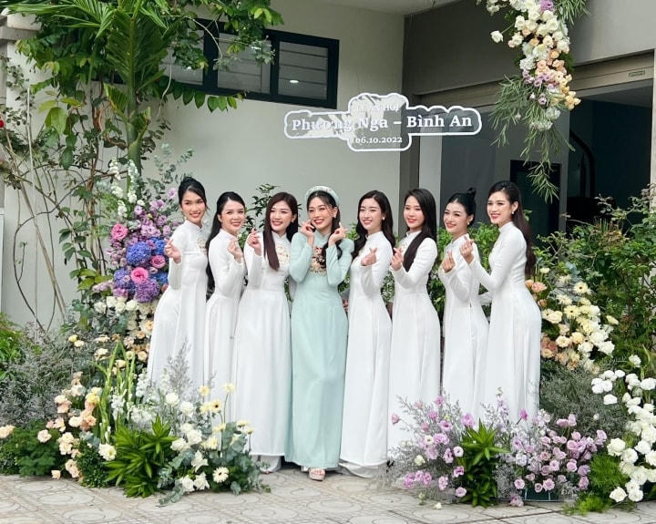 Dàn phù dâu chiếm trọn spotlight trong ngày lễ trọng đại của cặp đôi. 