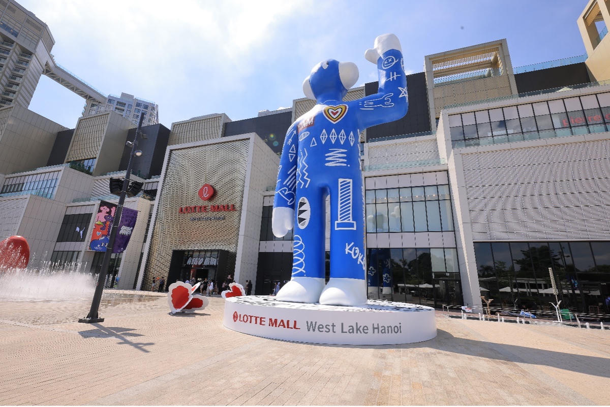 Sáng ngày 22/9/2023, Tổ hợp thương mại Lotte Mall West Lake Hanoi chính thức khai trương sau gần 2 tháng hoạt động thử nghiệm.