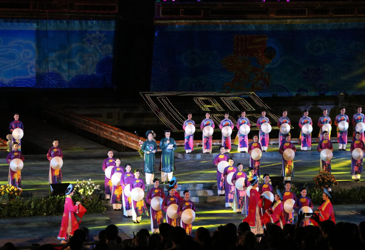 Tiết mục nghệ thuật được trình diễn tại chương trình khai màn Tuần lễ Festival Huế 2022.