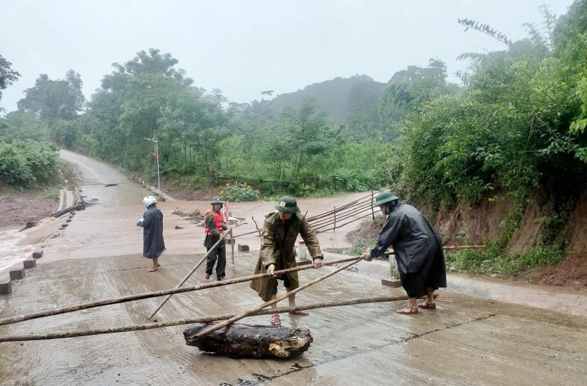 h4_Lực lượng chức năng ở xã Kim Phú (tỉnh Quảng Trị) cảnh báo đoạn đường bị ngập, nước chảy xiết. Ảnh B.P