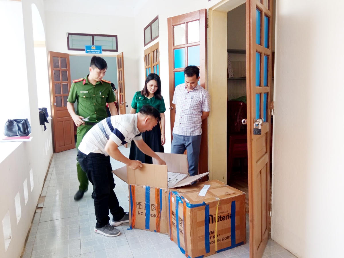 Lực lượng chức năng phát hiện nhiều mặt hàng không rõ nguồn gốc xuất xứ tại Công ty TNHH TMDV Kingsam Đức Thọ.