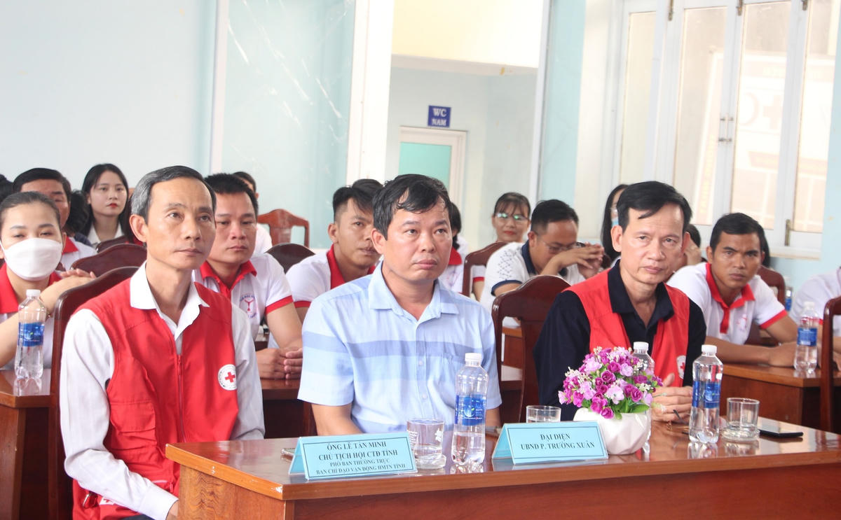 Các đại biểu tham dự lễ ra mắt CLB máu nóng Từ Tâm Nhiên.