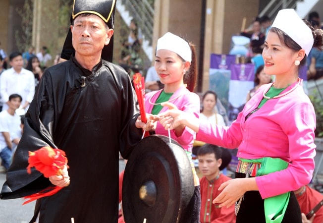 Thỉnh chiêng mở đầu lễ Khai hạ Mường Bi.