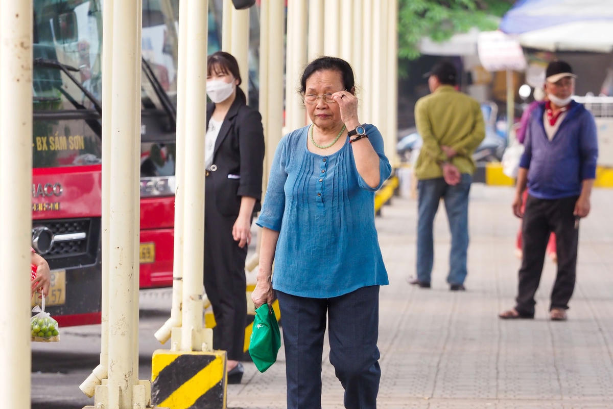 Tại Bến xe Giáp Bát, khá nhiều người còn chủ quan, không đeo khẩu trang lơ là trong việc phòng chống dịch bệnh.