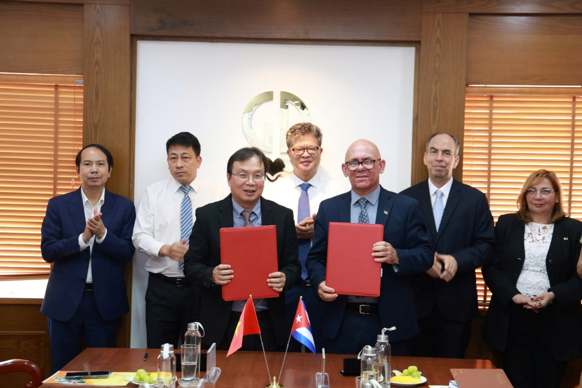 Ông Nguyễn Tiến Thanh, Chủ tịch Hội đồng thành viên, Tổng Giám đốc NXBGDVN và ông Reynaldo Velázquez Zaldívar, Thứ trưởng Bộ Giáo dục Đại học Cuba ký kết thỏa thuận hợp tác. Ảnh: Công Duy.