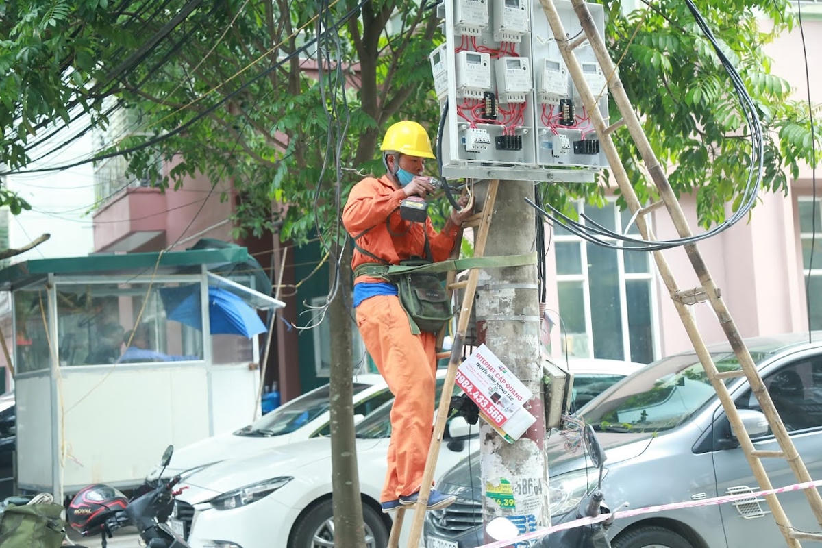 Từ nay đến cuối năm sẽ không thiếu điện phục vụ sản xuất của doanh nghiệp và sinh hoạt của người dân. Ảnh: Quang Vinh.