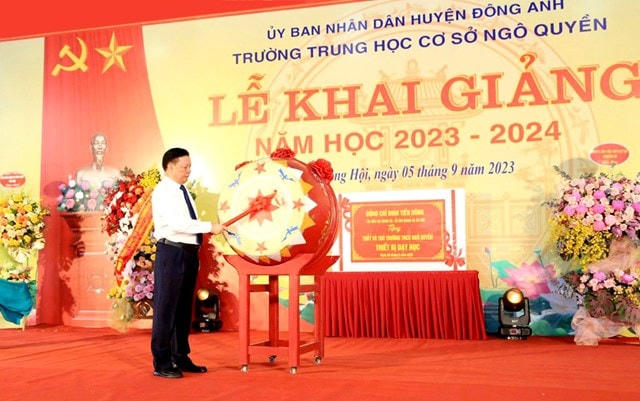 Ủy viên Bộ Chính trị, Bí thư Thành uỷ Hà Nội Đinh Tiến Dũng dự khai trường ở trường THCS Ngô Quyền (Đông Anh - Hà Nội).