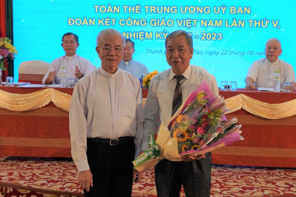 Linh mục Trần Xuân Mạnh tặng hoa cho ông Nguyễn Văn Toàn được kiện toàn vào Ban thường trực.