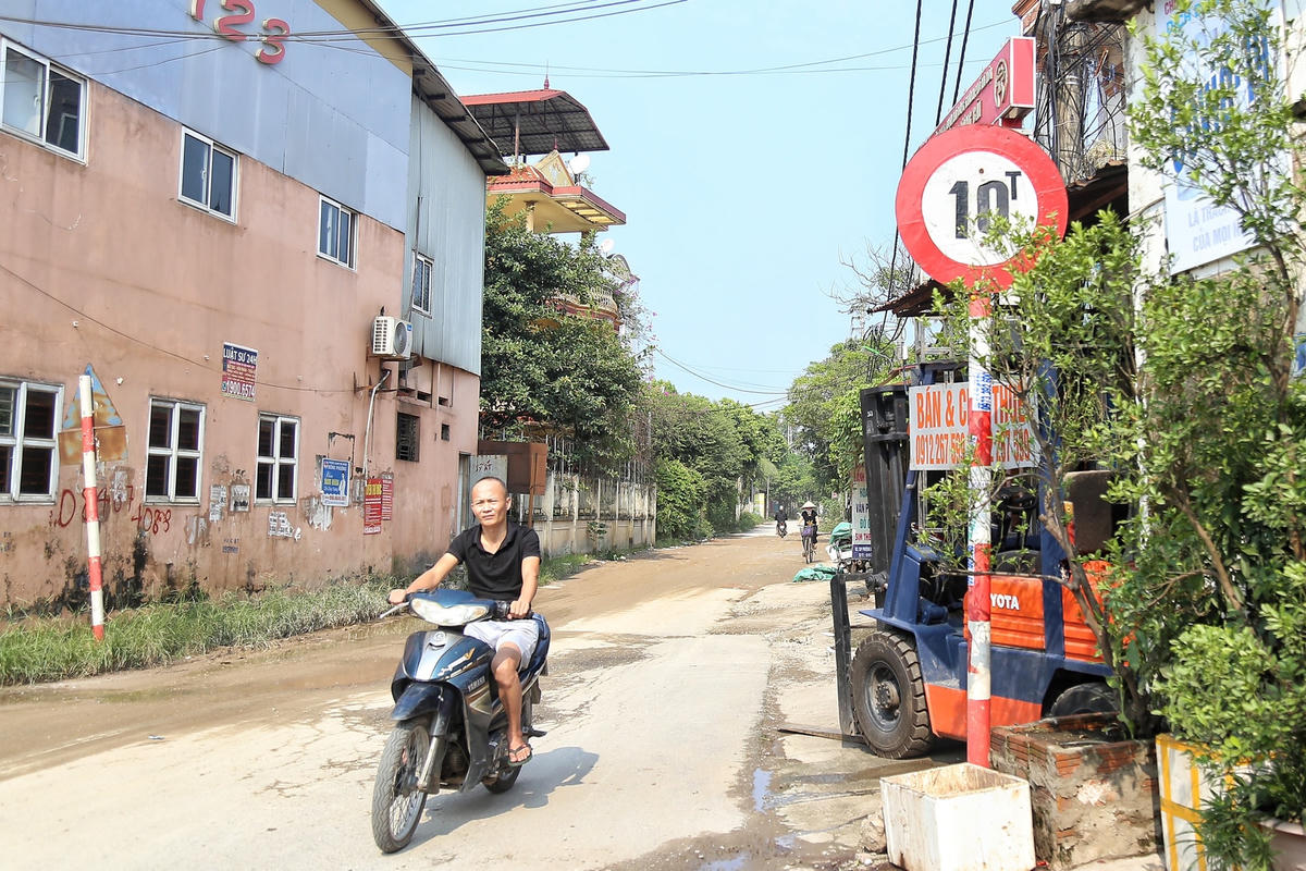 Đặc biệt, dù đây là tuyến đường dân sinh có biển cấm tất cả các phương tiện có trọng tải trên 10 tấn nhưng hàng dài xe container có tải trọng lớn vẫn ngang nhiên di chuyển vào.