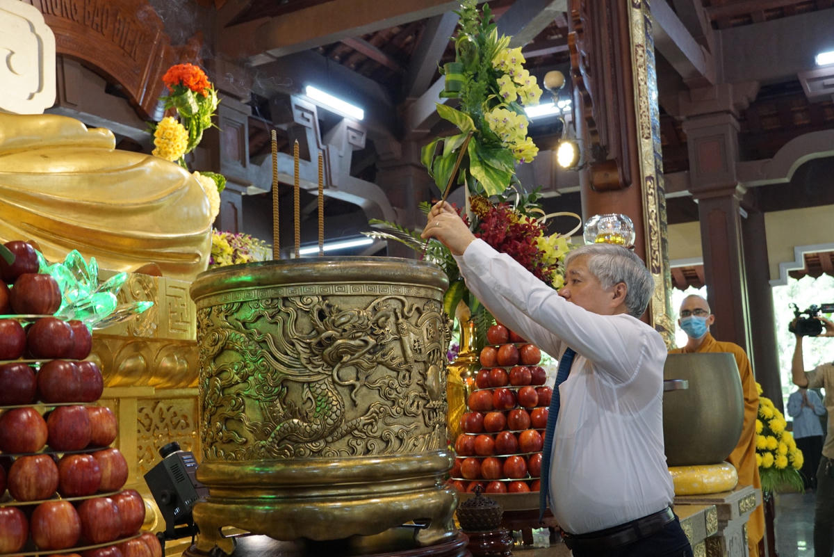 Chủ tịch Đỗ Văn Chiến đã đến Tổ đình Thiền viện Thường Chiếu dâng hương Đức Phật. 