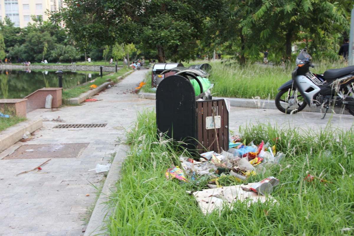 Rác thải ngập ngụa, bốc mùi hôi thối bên trong Công viên Mai Dịch