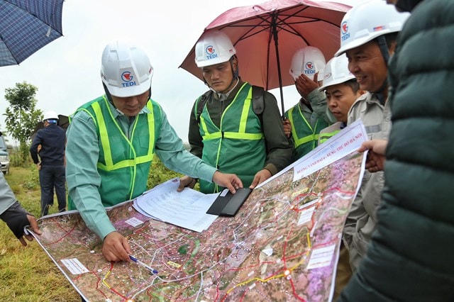 Các đơn vị cùng chủ đầu tư đang tiến hành khảo sát, cắm mốc dự án đường Vành đai 4.