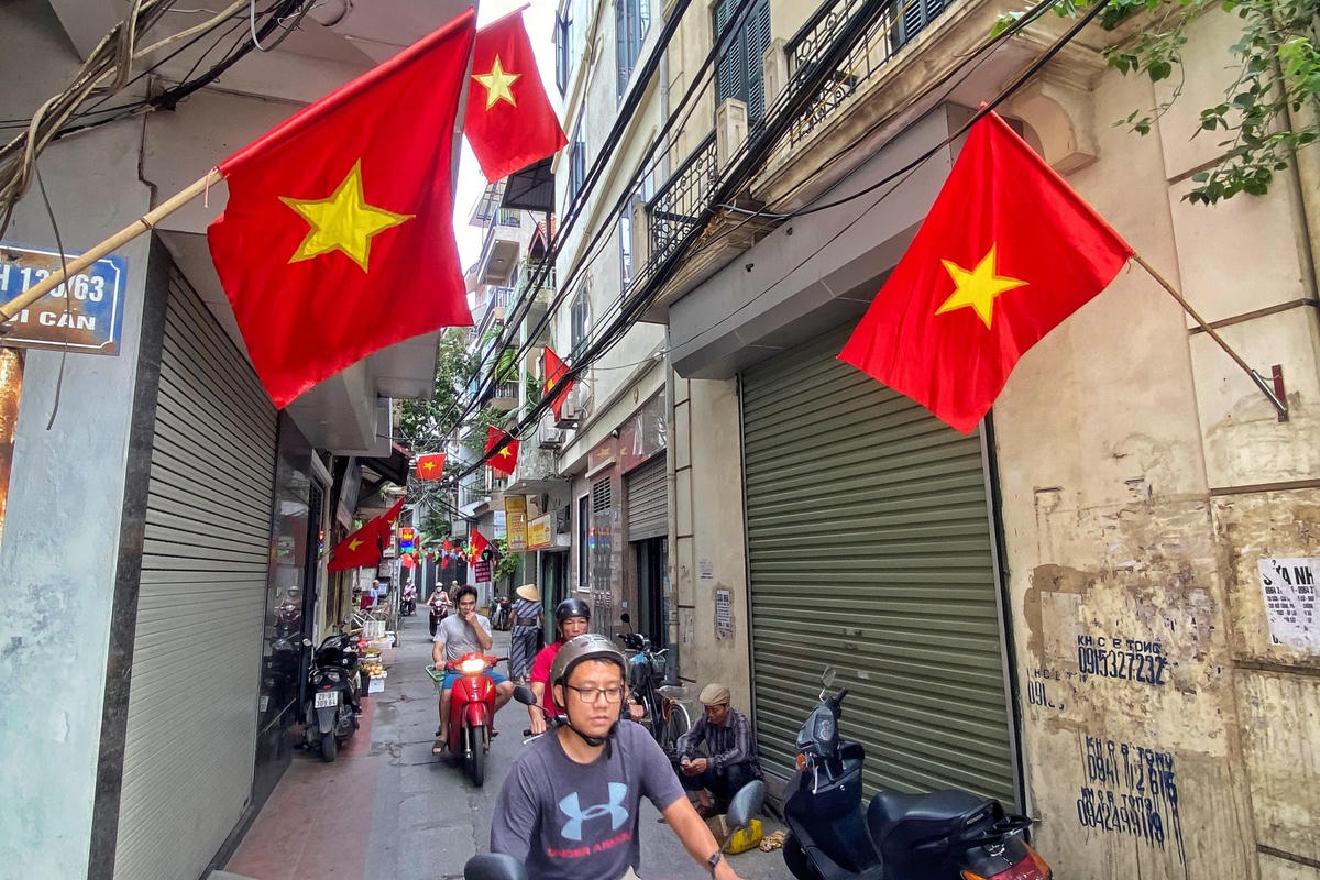 Không chỉ có những tuyến phố lớn được trang hoàng lộng lẫy mà khắp các con ngõ nhỏ của Thủ đô cũng rực rỡ màu cờ đỏ sao vàng.
