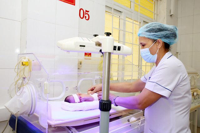 Các bác sĩ chăm sóc sức khoẻ cho thai nhi.