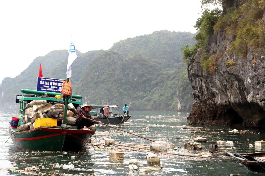Các lực lượng chức năng đã và đang nỗ lực tiến hành thu gom toàn bộ phao xốp trôi nổi trên vịnh Hạ Long, phấn đấu hoàn thành xong trước ngày 28/4. (Ảnh chụp lực lượng chức năng vớt phao xốp trên vịnh vào ngày 14/4)