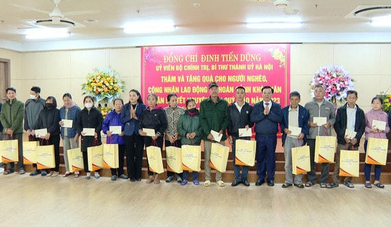 Người dân phấn khởi khi nhận những món quà Tết từ tay Bí thư Thành ủy Hà Nội.