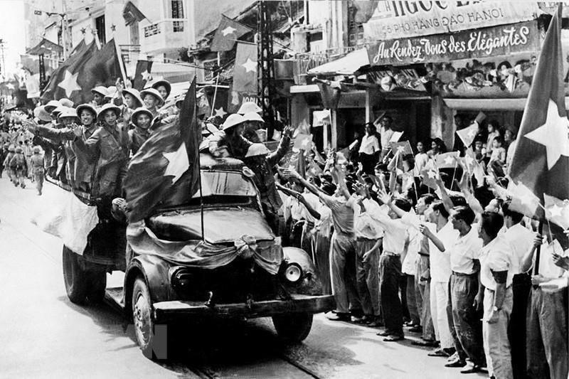 Sáng 10/10/1954, các cánh quân của Đại đoàn 308 từ các cửa ô tiến vào tiếp quản Thủ đô được giải phóng trong rừng cờ hoa đón chào của 200.000 người dân Hà Nội. (Ảnh: Tư liệu TTXVN).