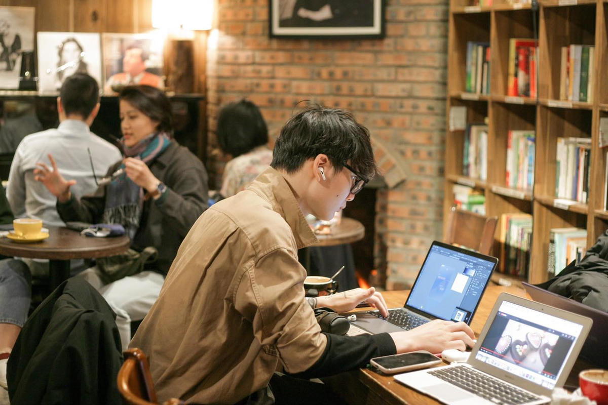 Làm việc tự do giúp nhiều bạn trẻ thoải mái về không gian và thời gian.