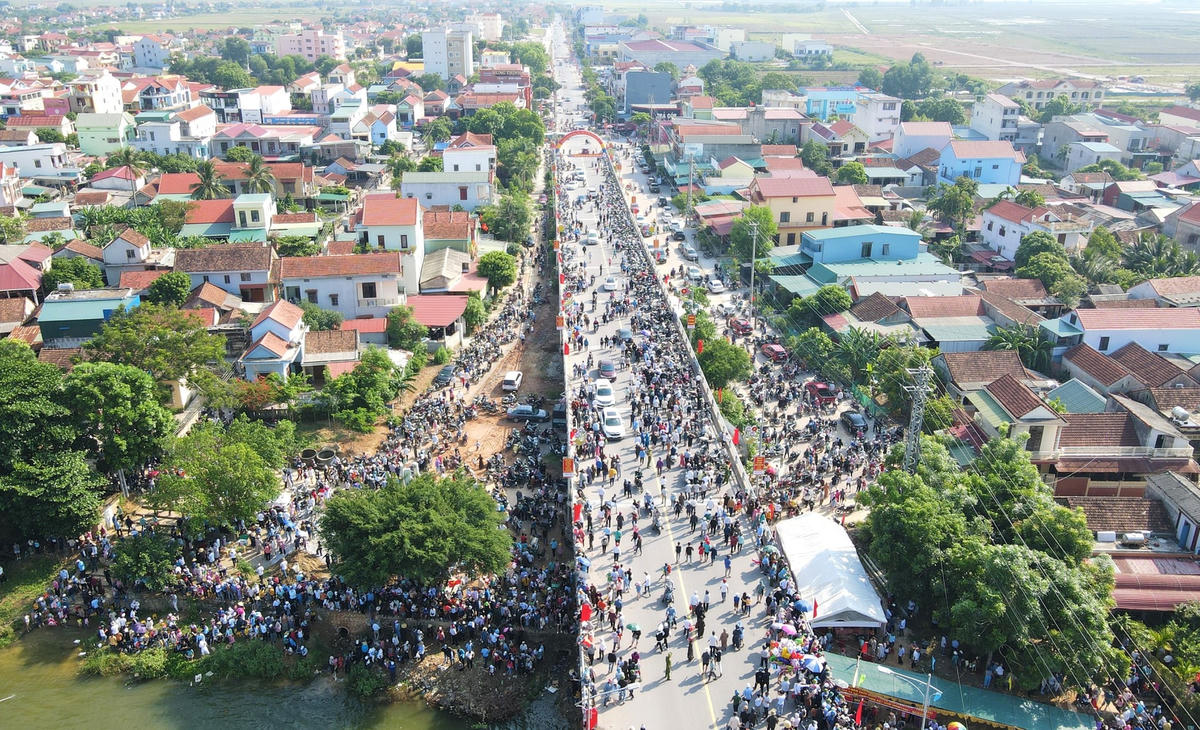 Đông đảo nhân dân và du khách xem lễ hội đua thuyền trên sông Kiến Giang ở Lệ Thuỷ.