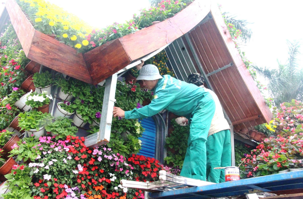 Công nhân hoàn thiện các công đoạn cuối cùng.