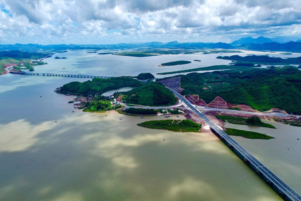 Mặc dù chủ đầu tư dự án cao tốc Vân Đồn – Móng Cái đã đề xuất phương án khả thi xây dựng trạm dừng nghỉ, nhưng phía tỉnh Quảng Ninh đã không phê duyệt đề xuất này. Ảnh: Đỗ Phương. 