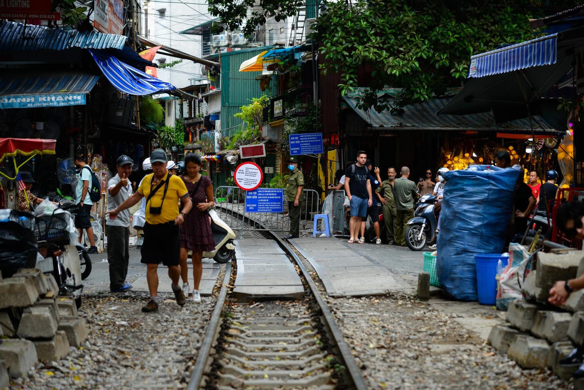 Chặn phố đường tàu này, du khách tràn sang 'phố đường tàu' khác
