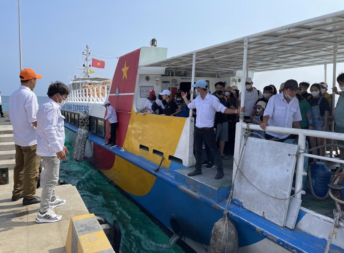 Thời tiết thuận lợi để du khách đi tàu cao tốc ra đảo Lý Sơn.