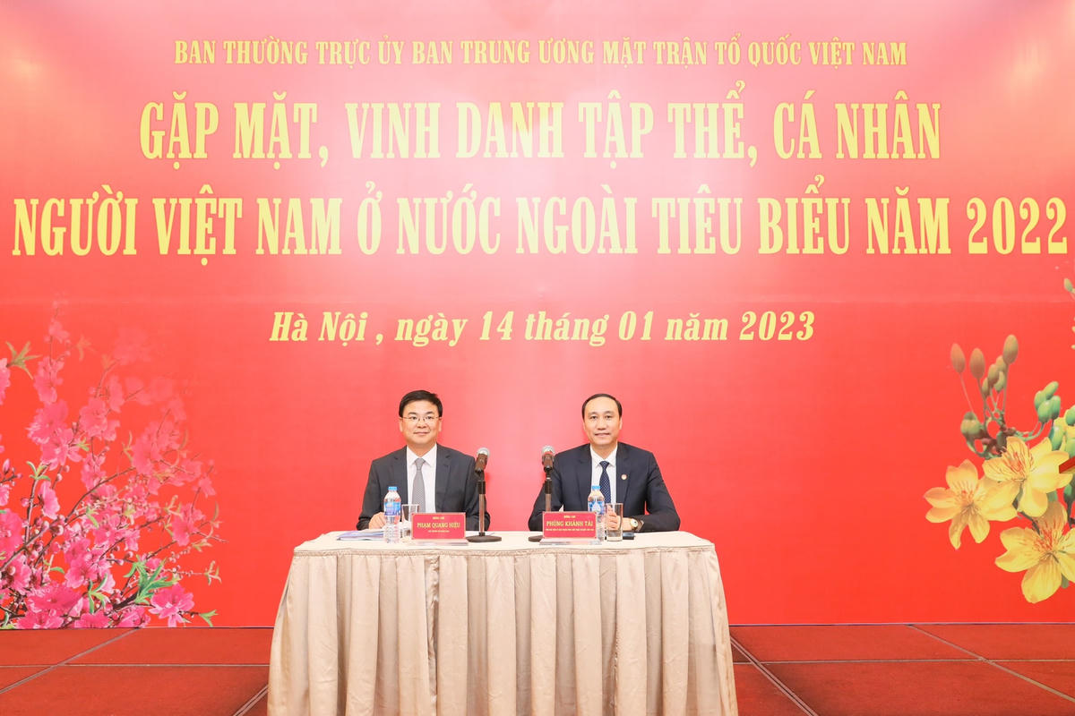 Phó Chủ tịch Phùng Khánh Tài, Thứ trưởng Bộ Ngoại giao, Chủ nhiệm Ủy ban Nhà nước về người Việt Nam ở nước ngoài Phạm Quang Hiệu chủ trì buổi gặp mặt.