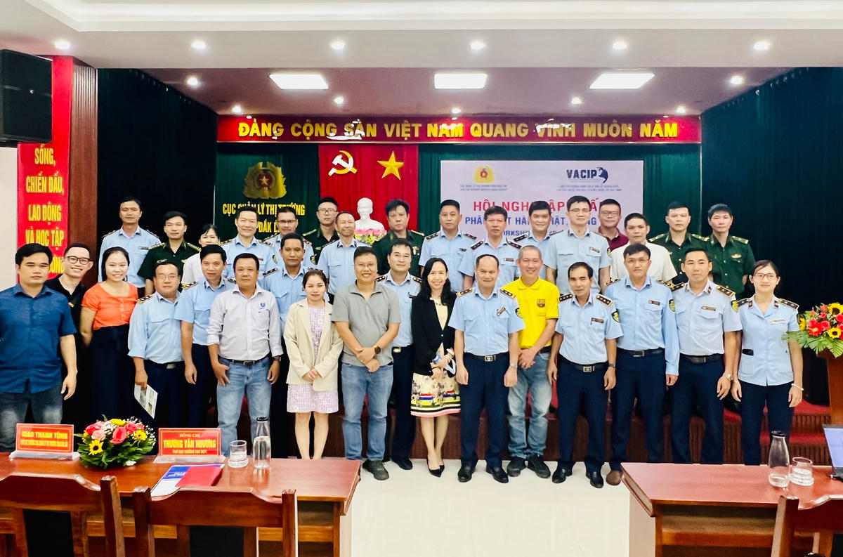 Các đại biểu dự Hội nghị chụp hình lưu niệm.