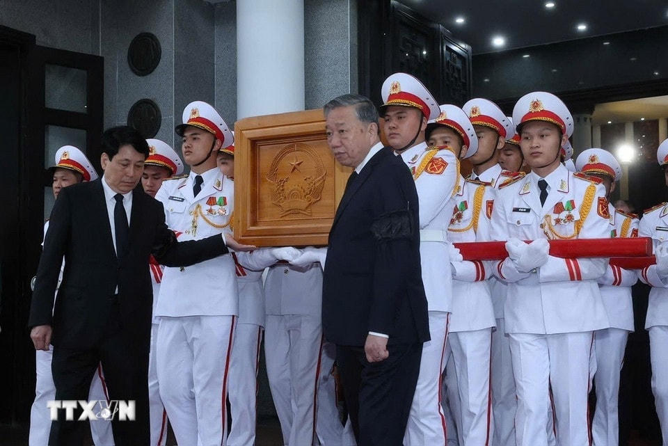 Tổng Bí thư Tô Lâm, Chủ tịch nước Lương Cường chuyển linh cữu nguyên Chủ tịch nước Trần Đức Lương. (Ảnh: TTXVN)