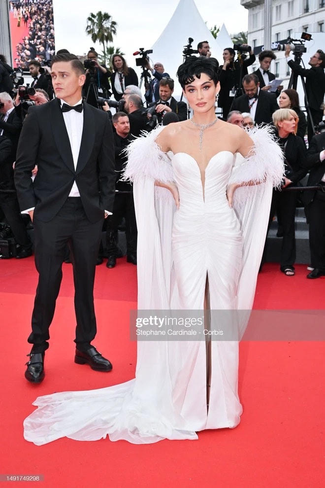 Người mẫu Grace Elizabeth tái hiện hình ảnh của minh tinh Elizabeth Taylor huyền thoại.