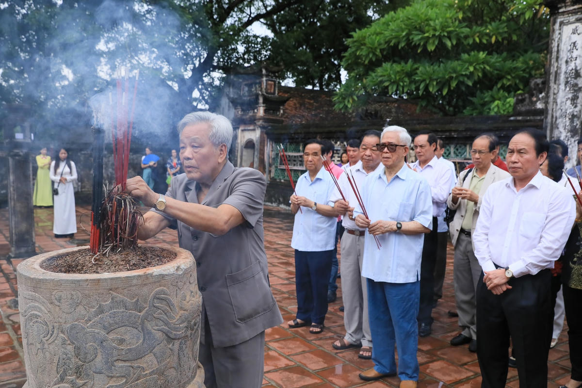 [Ảnh] Phó Chủ tịch - Tổng Thư ký Lê Tiến Châu dâng hương tại Đền thờ vua Đinh, vua Lê