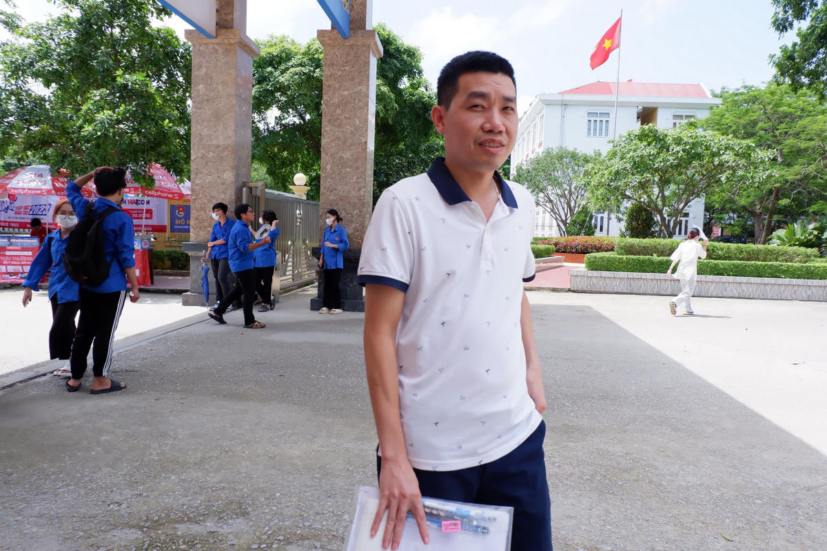 Anh Hoàng Huy Tiến đến rất sớm để dự thi tại điểm trường Hàm Rồng TP Thanh Hoá.
